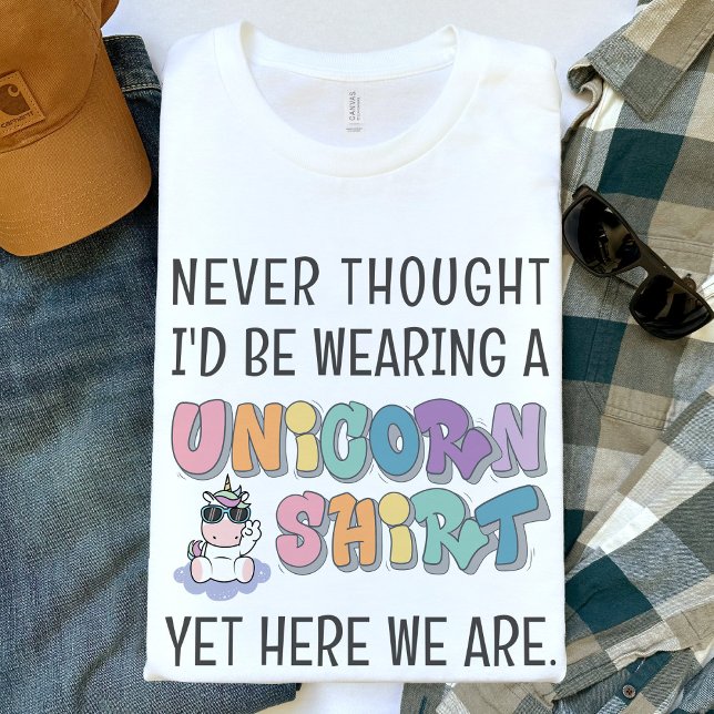 T-shirt Funny Unicorn Thème Anniversaire Fête Papa Hommes (Never thought I'd be wearing a unicorn shirt yet here we are funny dad brother mens birthday t-shirt)