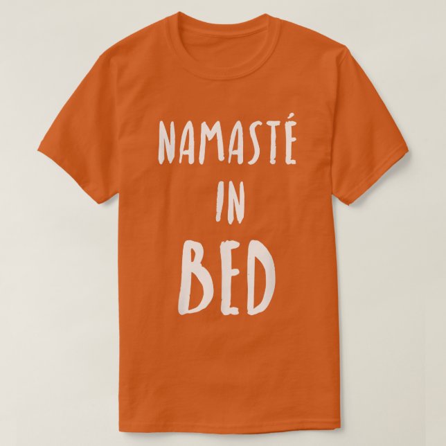T-shirt Funny Yoga Namaste Dans Le Lit  (Design devant)