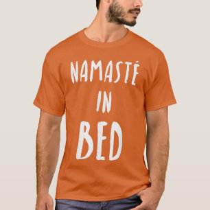 T-shirt Funny Yoga Namaste Dans Le Lit