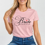 T-shirt Futur Mme Bride Mariage de script personnalisé ros<br><div class="desc">Mignonne et classe chemise de mariée rose avec script noir et texte de nom personnalisé "Future Mrs" qui peut être personnalisé.</div>