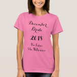T-shirt Futur rose de jeune mariée<br><div class="desc">WeddingsbyRhoadie est l'endroit premier pour les produits faits sur commande uniques !  Célébrez votre mariage prochain ce ce T-shirt de jeune mariée.  Cette chemise en coton de rose comporte l'année" "de jeune mariée" de décembre "avec future Mme. Votre modèle nommé écrit dans le noir.  Ordre vôtre aujourd'hui !</div>