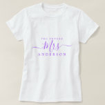 T-shirt Future Mrs Chic Script Nom personnalisé Future mar<br><div class="desc">Future Mrs moderne et élégant t-shirt personnalisé avec le texte Mrs en écriture calligraphique élégante violet vif. Ajoutez simplement le nom de famille de la future mariée et le cadeau de douche de mariage parfait est prêt à vous offrir. Conçu exclusivement pour vous par Happy Dolphin Studio.</div>
