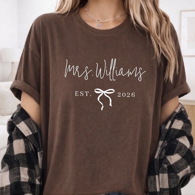 T-shirt Future Mrs | Elegant Script Custom Engagement Gift (future mrs honeymoon shirt gift, engagement gift shirt for bride, bachelorette party bride shirt)