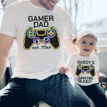 T-shirt Gamer Papa Est Date Jeu Père Enfant Correspondant<br><div class="desc">Conception personnalisable "gamer papa" avec la date établie pour les tenues de jumelage pour un père et un enfant avec un faux contrôleur de jeu rétro néon.</div>