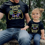 T-shirt Gamer Papa Est Date Jeu Père Enfant Correspondant<br><div class="desc">Conception personnalisable "gamer papa" avec la date établie pour les tenues de jumelage pour un père et un enfant avec un faux contrôleur de jeu rétro néon. Trouvez le design d'un enfant correspondant "pote de jeu de papa" dans ma collection "papa et moi modèles correspondants".</div>