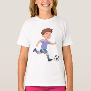 T-shirt Garçon donnant un coup de pied dans un ballon de f