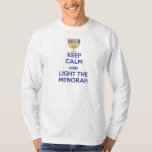 T-shirt Gardez le calme et allumez le Menorah<br><div class="desc">Allumez le Menorah ce Chanukah.  Grand cadeau pour tous vos amis juifs</div>