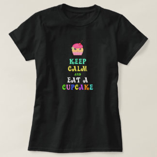 T-shirt Gardez Le Calme Et Mangez Un Caractère Cupcake Mig
