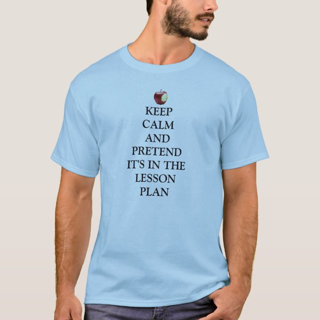 T-shirt Gardez le calme, feignez dans le plan de cours (Devant)