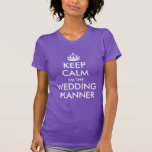 T-shirt Gardez le Wedding planner calme<br><div class="desc">Restez calme Je suis le Wedding planner en blanc sur violet clair. Vous pouvez customiser la couleur de police du texte casquette. Modifiez la couleur de la couronne pour customiser la conception.</div>