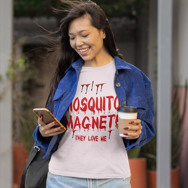 T-shirt Gaspillage de sang moustique magnétique Ils m'aime (Blood Dripping Mosquito Magnet They Love Me Women's T-Shirt)