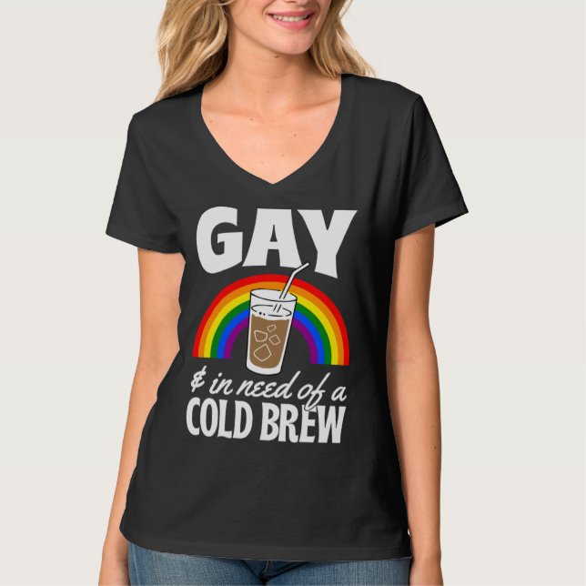 T-shirt Gay And In Need Of A Cold Brew LGBTQ Pride Rainbow (Devant)