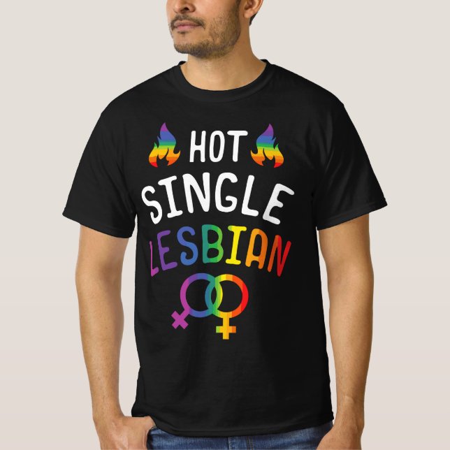 T-shirt Gay Lesbian Pride Hot single Lesbian pour célibata (Devant)