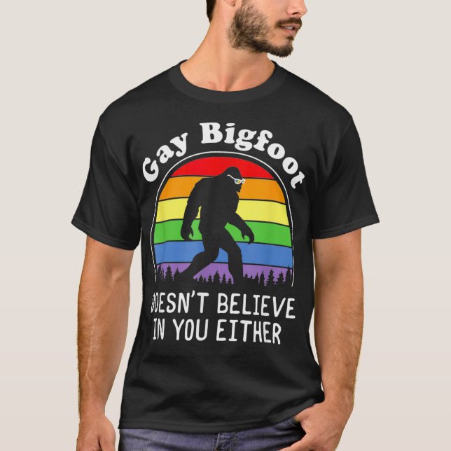 T-shirt gay pride Funny Gay Bigfoot Rainbow Sasquatch Retr (Devant)