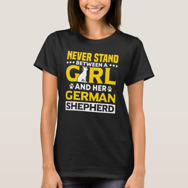 T-shirt German Shepherd Never Stand Between A Girl And Her (Devant)