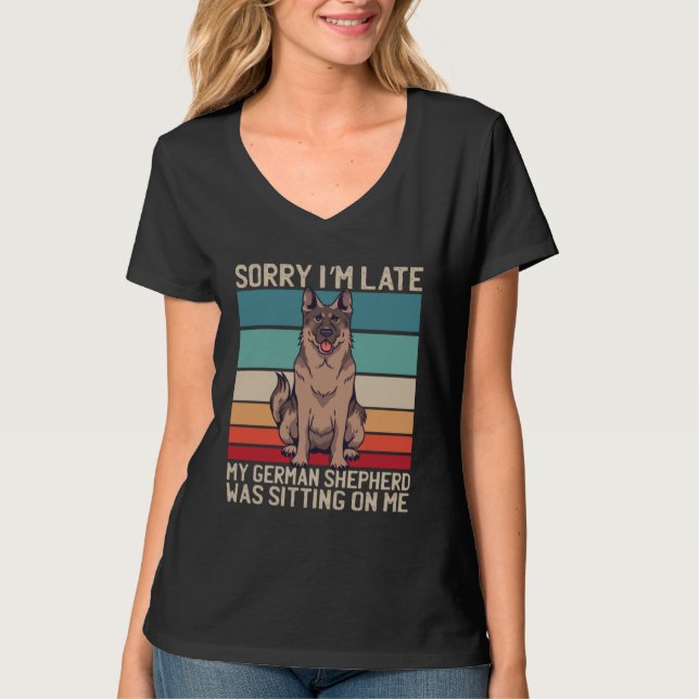 T-shirt German Shepherd Sorry I m Late My Dog Was Sitting  (Devant)