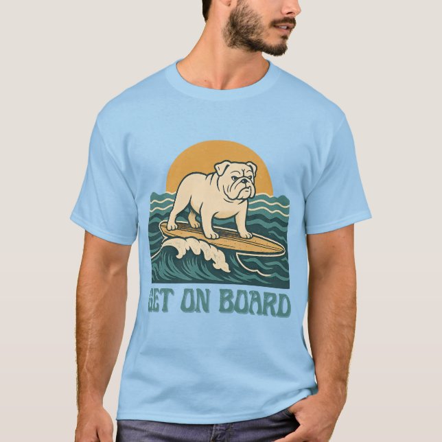 T-shirt Get On Board Surfer Dog Retro Art -Bulldog Surfing (Devant)
