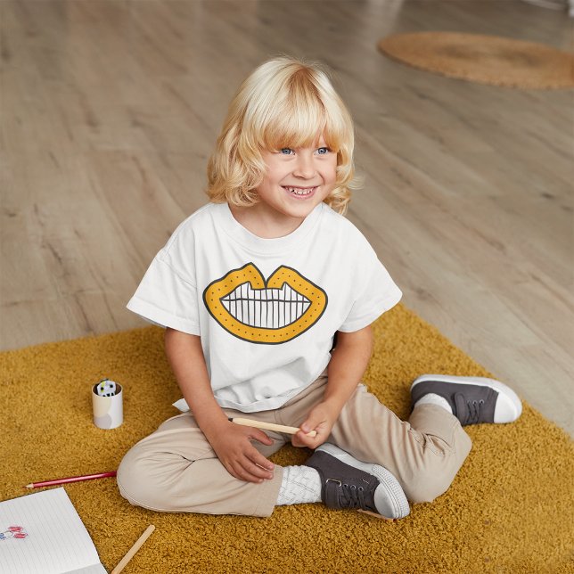 T-shirt Gigantesque (Playing kid wearing smiley lips tshirt)