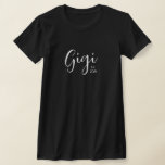 T-shirt Gigi Established écriture blanche<br><div class="desc">Date personnalisée Established Gigi "Gigi Est." design de police d'écriture blanche. Changez la date et remplacez "Gigi" par la façon dont vous appelez votre grand-mère,  Nonna,  Grand-mère,  Oma,  Abuela,  Mémé ou Mamie.</div>