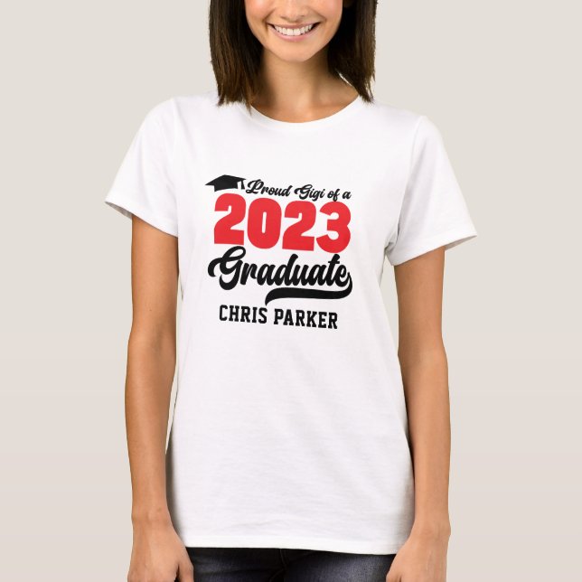T-shirt GIGI fier d'un 2023 Graduate Red Bold Script (Devant)