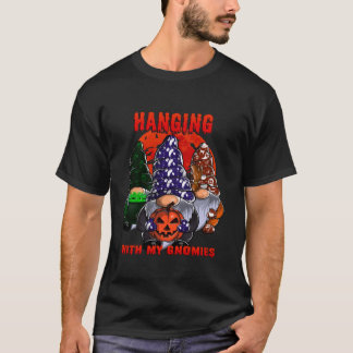 T-shirt Gnome drôle d'Halloween suspendu avec mes gnomes