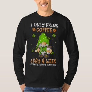 T-shirt Gnome I Ne Boit Que Du Café 3 Jours Par Semaine St