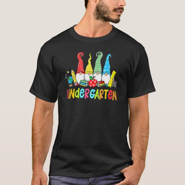 T-shirt Gnomes Équipe de maternelle Enseignant de première (Devant)