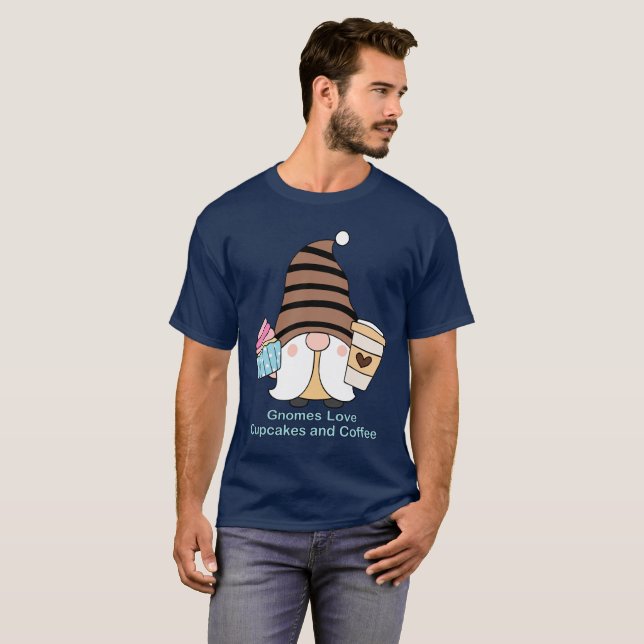 T-shirt Gnomes Love Cupcakes and Coffee Unisex (Devant entier)
