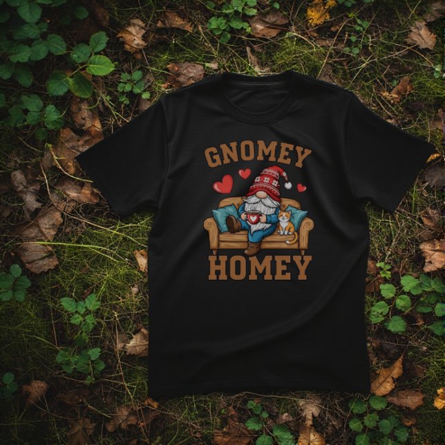 T-shirt Gnomey homey gnome à la maison design (Gnomey homey men's black t-shirt - laid back gnome at home design.)