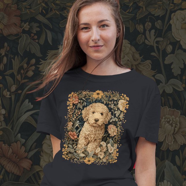T-shirt Goldendoodle Chiot dans Jardin à l'ancienne (Créateur téléchargé)