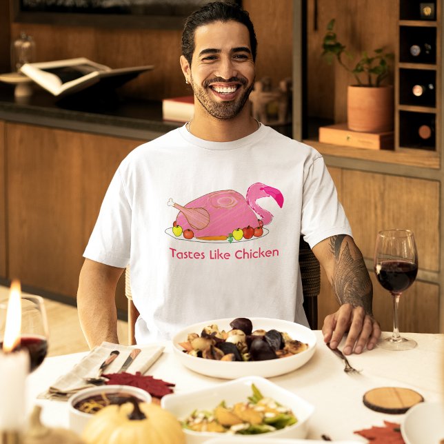 T-shirt Goûts Comme Le Poulet Flamant rose Drôle (male model at a holiday dinner wearing pink flamingo tastes like chicken funny t-shirt)