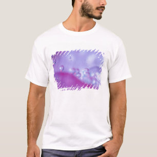 T-shirt Gouttes de rosée sur un pétale de fleur abstrait.