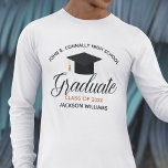 T-shirt Graduation sur mesure 2023 Graduate long manche<br><div class="desc">Ce t-shirt à manches longues à la mode pour finissants senior propose une typographie noire chic sous votre nom de lycée ou de collège pour la classe de 2023. Customisez avec votre nom et l'année sous le joli script cursif qui lit diplômé pour une grande tenue moderne de diplôme. Cadeau...</div>