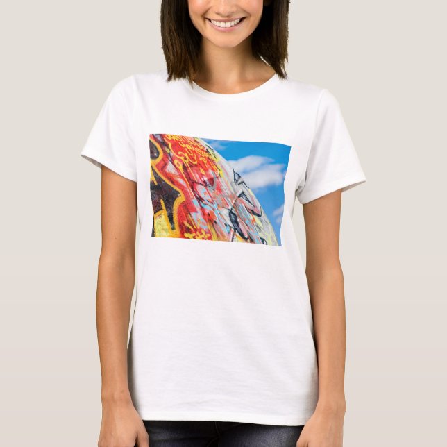 T-shirt graffiti de planète (Devant)