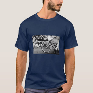 T-shirt graffiti du parc de patinage BMX en noir et blanc