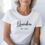 T-shirt Grand-mère | Est. Date dans le script stylish noir<br><div class="desc">Cette belle chemise noire et blanche dit "Grand-mère" dans un script moderne élégant et tourbillonnant,  avec la date à laquelle elle est devenue pour la première fois grand-mère. Le cadeau parfait et chic de gardienne de ses petits-enfants pour Noël ou Fête des Mères !</div>
