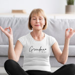 T-shirt Grand-mère minimaliste EST | Nouveau cadeau de gra<br><div class="desc">Célébrez sa grande nouvelle en style avec ce t-shirt moderne "Grandma ♥ EST 2025". Le design épuré et minimaliste en fait le tee-shirt parfait au quotidien — idéal pour les annonces de grossesse, les baby showers, les révélations de genre, ou les surprises de la Fête des Mères. Confortable, mignonne et...</div>