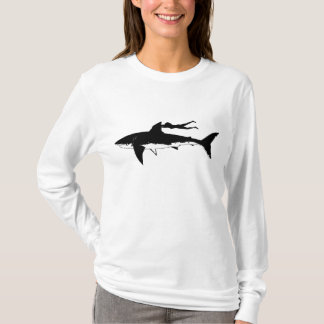 T-shirt Grand requin blanc glissant - sur le fond clair