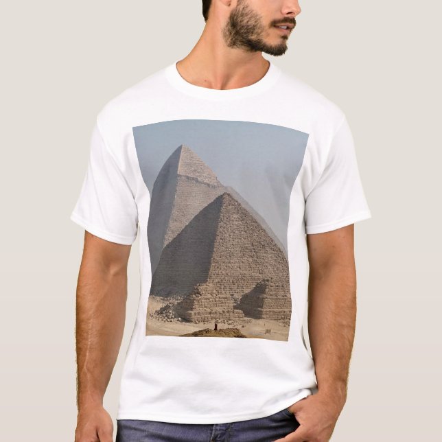 T-shirt Grandes Pyramides de Gizeh sous un ciel bleu clair (Devant)