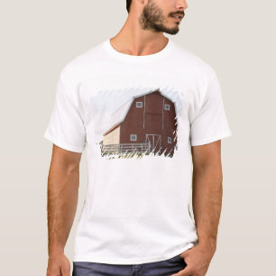 T-shirt Grange dans le paysage rural