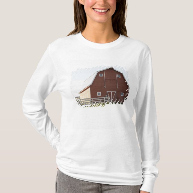T-shirt Grange dans le paysage rural (Devant)