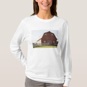 T-shirt Grange dans le paysage rural