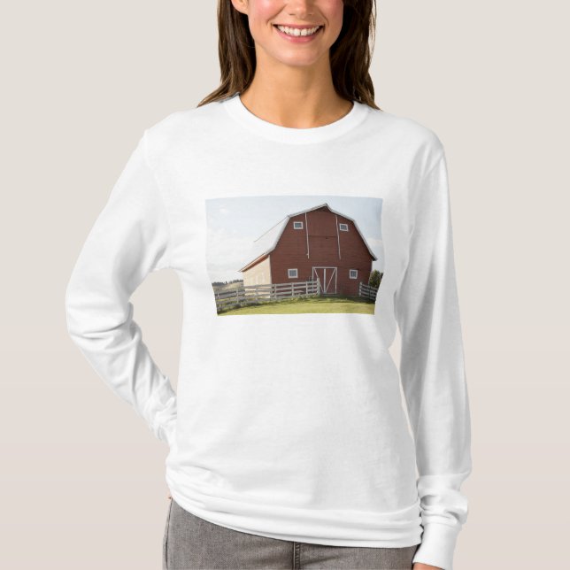 T-shirt Grange dans le paysage rural (Devant)