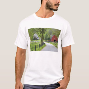 T-shirt Grange rouge et ferme près de Berlin, Ohio.
