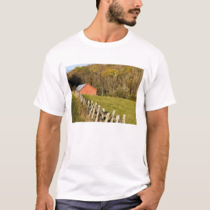 T-shirt Grange rouge et rangée de clôture le long du Blue