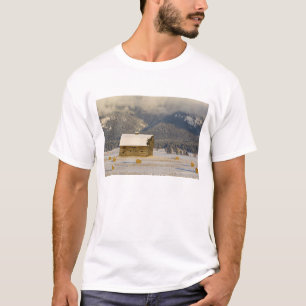 T-shirt Grange rustique et balles de foin après une neige 