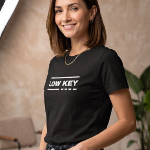 T-shirt graphique à texte minimaliste et discret