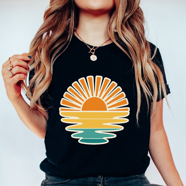 T-shirt Graphique de coucher de soleil rétro ; Soleil et m (Créateur téléchargé)