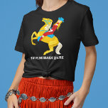 T-shirt Graphique de message personnalisé de la cowgirl oc<br><div class="desc">Ride en style avec ce tee-shirt graphique amusant avec une illustration de style rétro d'une cowgirl à cheval. Vous trouverez ci-dessous un spot pour ajouter votre propre message ou slogan en lettres blanches à l'occidentale.</div>