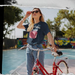 T-shirt Graphique de message personnalisé Jam ou Jelly Jar<br><div class="desc">Ajoutez un slogan amusant ou un message personnalisé pour créer votre propre tee-shirt graphique personnalisé. Votre message s'affiche en lettres crème en gras et en haut d'une illustration d'un pot de confiture. La jarre est remplie d'une confiture de fruits rouges foncés et d'un couvercle en en vichy crème et bleu....</div>
